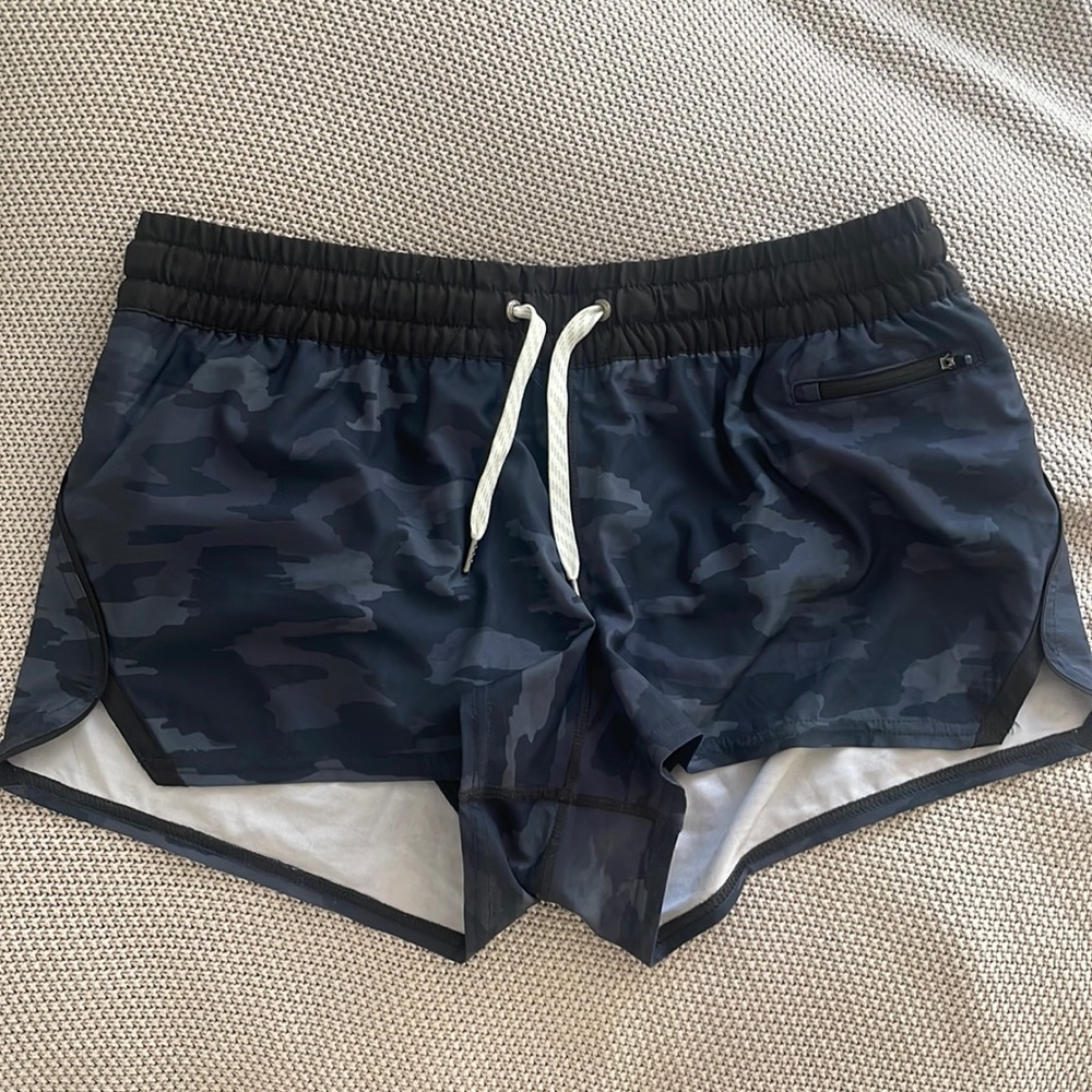 Vuori shorts black camo